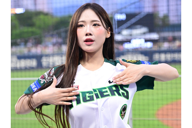 衣装がはち切れそう…韓国プロ野球の19歳チア、ぴたぴたユニホーム姿でファン魅了「最高ですね！」【PHOTO】 画像