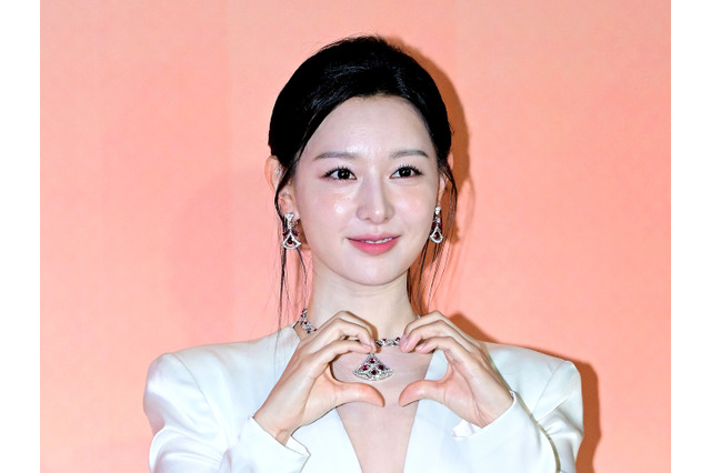 『涙の女王』女優キム・ジウォン、胸元の存在感引き立つ豪華なドレス姿！輝かしい美貌に惚れ惚れ【PHOTO】 画像