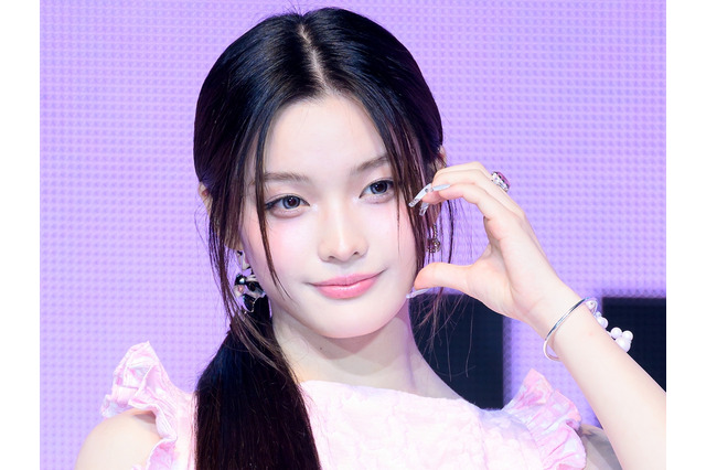 夏のヒロイン感満載…ILLIT“日本人メンバー”・イロハ、海辺の白ワンピSHOTに「これは伝説」の声！【PHOTO】 画像