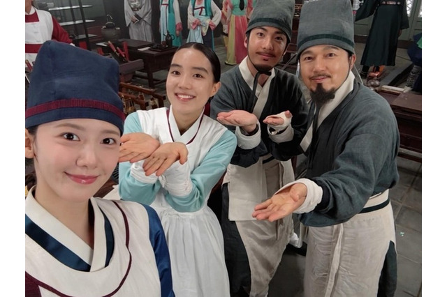 『暴君のシェフ』ユナ、第10話の台本とともに舞台裏PHOTO公開 画像