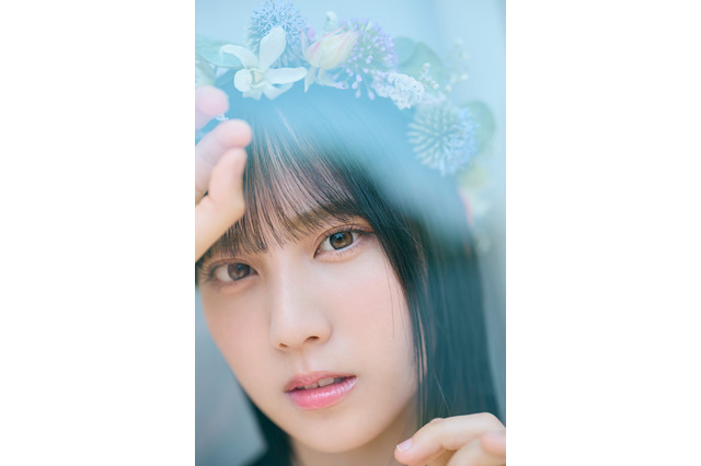 日向坂46「五期生のぽかぽか写真館」本日より撮りおろしグラビア掲載がスタート！松尾桜がオフショルワンピ姿を披露 画像