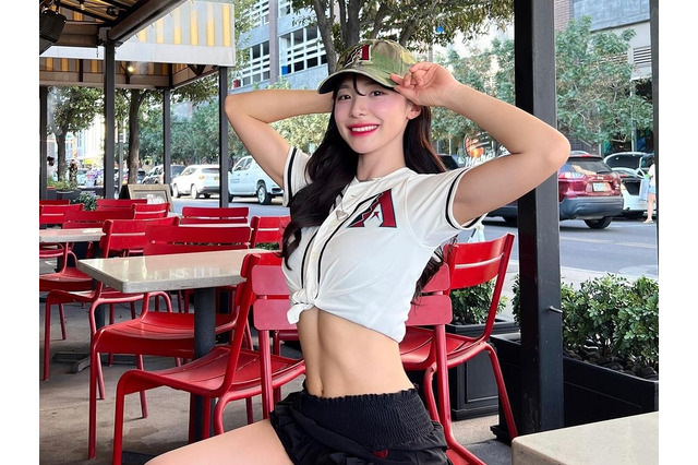 ミニスカから伸びる“黒タイツ美脚”に釘付け！韓国チアガール、ファン悩殺の完璧スタイル【PHOTO】 画像