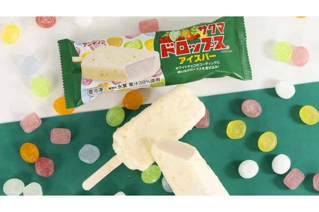 砕いたキャンディの新食感！ファミマ、「サクマドロップスアイスバー」30日より発売 画像