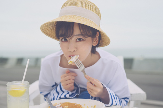 伊原六花、パンケーキを頬張るキュートなショットも！『2026年カレンダー』が発売決定 画像