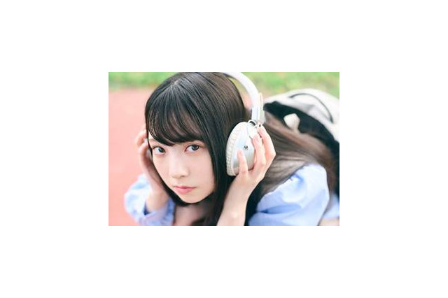 日向坂46・佐藤優羽、ヘッドフォン×上目遣いの可愛らしいショットを公開！ 画像