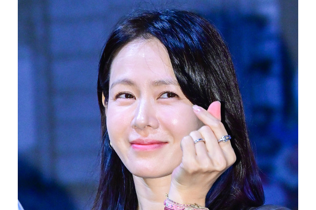 『愛の不時着』女優ソン・イェジン、地下鉄に乗る!?混雑する車内でも隠し切れないオーラ【PHOTO】 画像