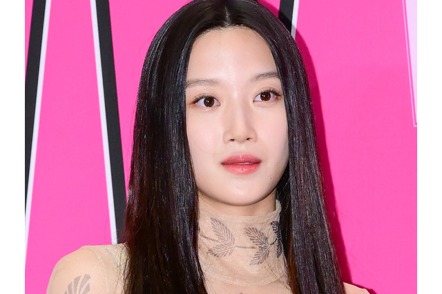 三度目の“インナーウェア”ルック　豹柄コートに隠された艶やかな肉体　またも視線を奪う大胆スタイル【PHOTO】 画像