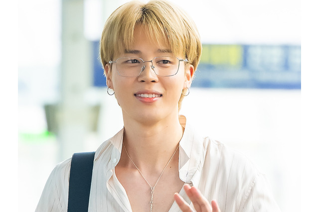 BTS・JIMIN、鍛え上げられた肉体チラリ…！大人の色気漂うファッションでパリへ出国【空港写真】 画像