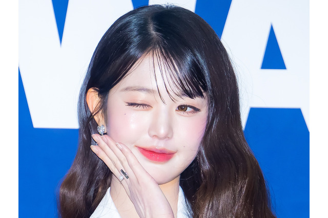 IVE・ウォニョン、ベッドに寝転び悩殺ウインク！ホテルで見せた女神の輝き「美しい…」【PHOTO】 画像