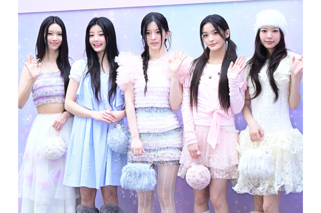 ILLIT、学園祭に引っ張りだこ！豪雨にも負けない全力パフォーマンスに大歓声 画像