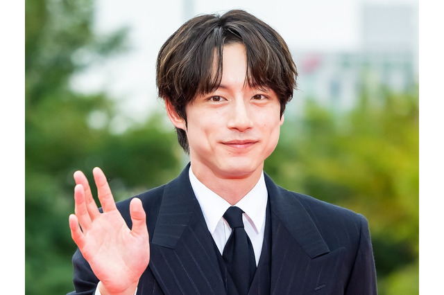 「また痩せた？」坂口健太郎が韓国授賞式のレッドカーペットに登場！優しい笑顔でファンサービス【PHOTO】 画像