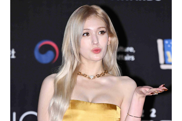 はみ出そう…インナー露出が物議を醸したチョン・ソミ、キワドすぎる“超ミニ”ワンピ姿を披露【PHOTO】 画像