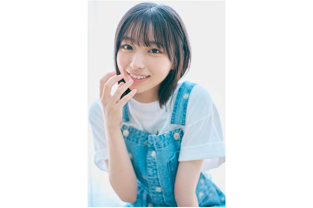 日向坂46・大野愛実、爽やかオーバーオール姿を披露！「五期生のぽかぽか写真館」ラストを飾る 画像