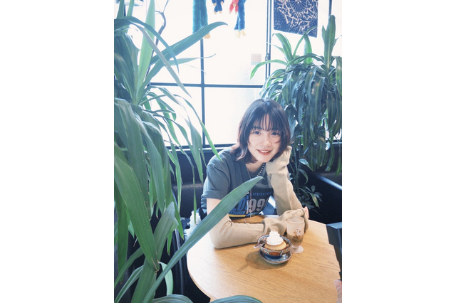 のん、自然体のカフェオフショを公開！ファン「癒される」 画像