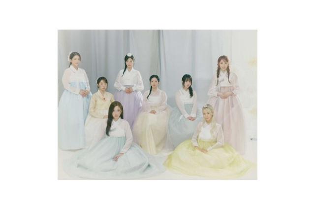 K-POPガールズグループ、メンバー全員の韓服姿でファンに挨拶 画像