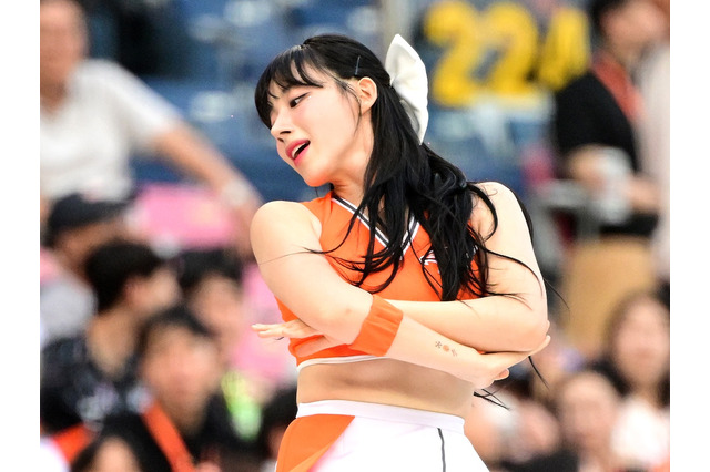 愛称“太もも女神”の韓国チアガール、健康的な美脚全開!しましまトップス&超短パン姿に釘付け…【PHOTO】 画像