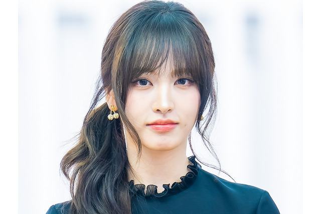 おみ脚の長さバグってる…超ミニワンピで足組み、IVE・リズの近況に反響「超最強」【PHOTO】 画像