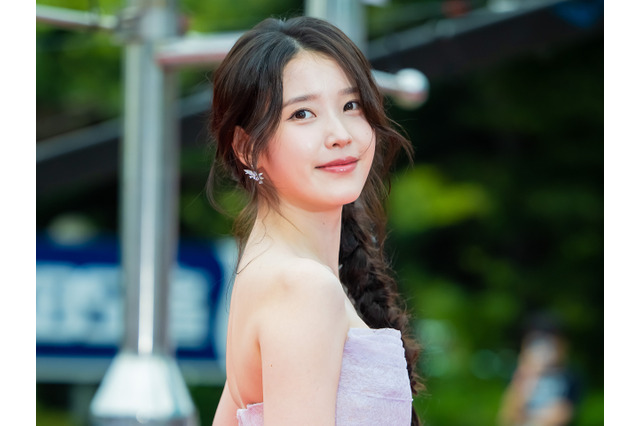 歌手IU、“透け感”際立つ肩出しドレス姿で魅了!上目遣いSHOTに美しいデコルテで悩殺【PHOTO】 画像