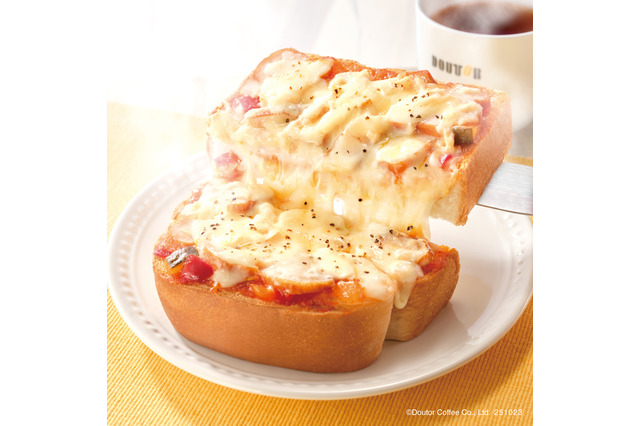 ピリ辛マヨソースが食欲そそる！ドトール、新作モーニング「スモークチキン&トマト」23日より発売！ 画像