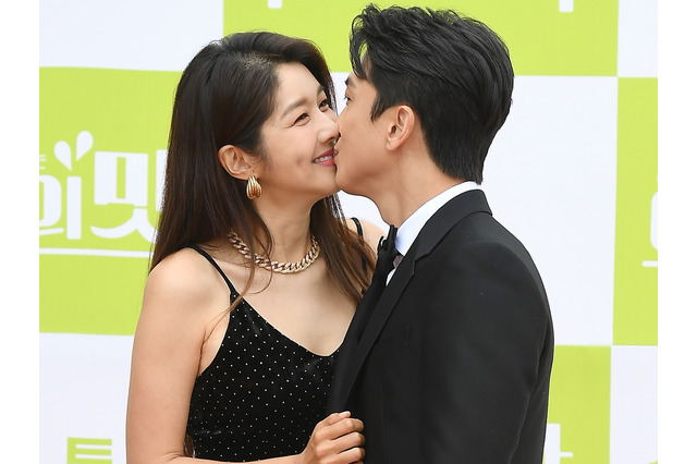 韓国女優が披露した日焼けビキニ姿に「43歳ママとは思えない」の声 画像