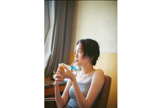 女優・尾碕真花、6年ぶりの写真集が発売決定！韓国で“2人旅”テーマに撮影 画像