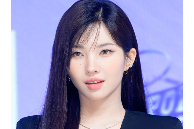 超ミニスカでインナー見せ…i-dle・ソヨン、“大胆ファッション”で視線強奪！「どうなってるの？」【PHOTO】 画像