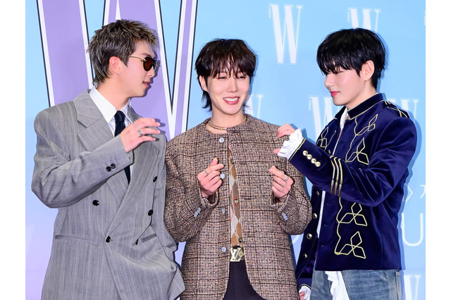 Vは大胆な胸元おはだけで色気全開！やんちゃRM、フェミニンJ-HOPEと“連結ハート”披露【独自写真】 画像