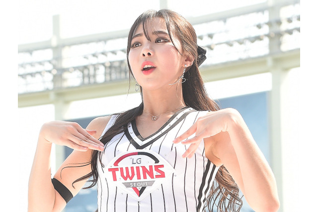 ”そこ”に目が行くキケンな前屈みポーズ…韓国チアガール、美貌に釘付けの大胆キャミ衣装「ホンモノの女神では？」【PHOTO】 画像