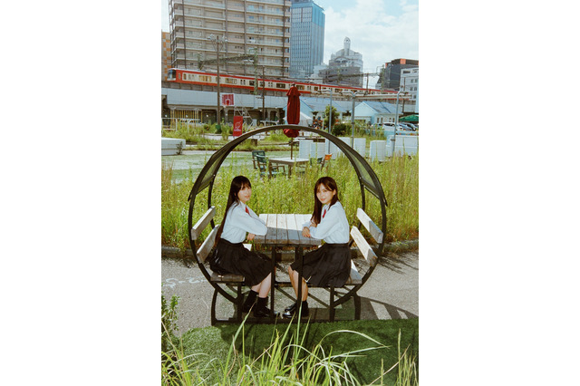 櫻坂46・新センター村井優＆初選抜・遠藤理子、仲睦まじい制服ツーショットを披露！ 画像