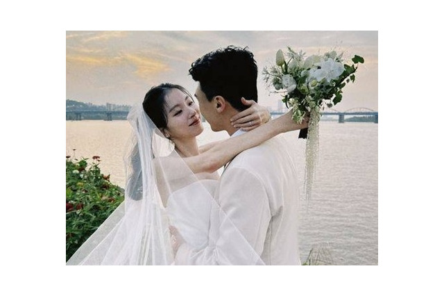 交通事故でメンバーを亡くしたK-POPグループの“末っ子”、結婚相手と近況を公開 画像