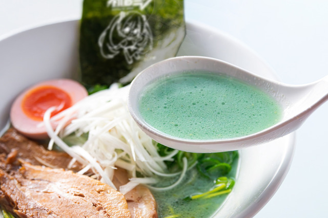 ブルーグリーンのとんこつスープ！？一風堂、“初音ミク”色のラーメンを11月1日発売！ 画像