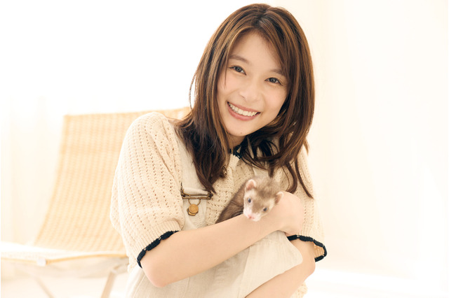 芳根京子、初のカレンダー発売決定！ペットのフェレットと共演も 画像