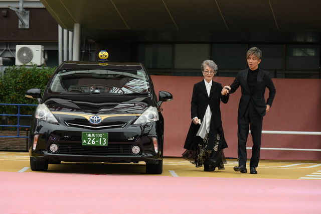 木村拓哉、タクシーを運転して登場！映画『TOKYO タクシー』セレモニーで倍賞千恵子をエスコート 画像