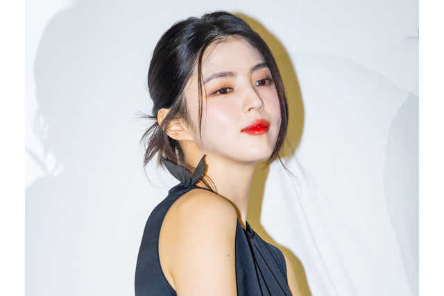 女優ハン・ソヒ、深スリットの入ったドレスで太ももが露わに！肌見せ多めの衣装で悩殺【独自写真】 画像