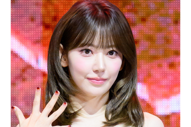 衝撃の“マイナス10歳肌”！LE SSERAFIM・宮脇咲良、胸元パックリドレスで見せた奇跡の透明感【PHOTO】 画像