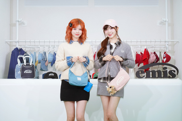 NiziU・RIKU＆MIIHIが韓国ブランド「EMIS」日本初旗艦店で商品チョイス「今の私にドストライク！」 画像