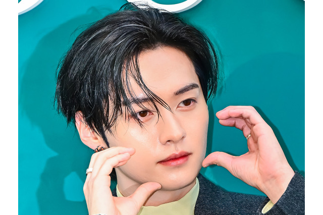 Stray Kids・リノ、“伝説級”の美貌で虜に！ハイトーンの髪に儚げな表情「自分の破壊力考えて」【PHOTO】 画像