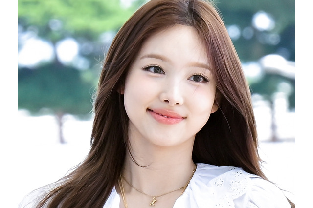 長い美脚丸出し！TWICE・ナヨンの肉体美浮き上がる衣装姿が素敵　ミナとの密着肩乗せショットも【PHOTO】 画像