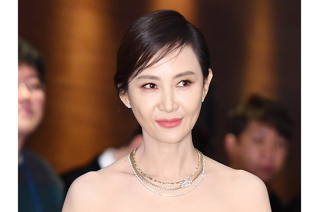 これが“アラ還”の美脚か…!?　網タイツで妖艶さに磨きがかかった韓国熟女優の色気に注目【PHOTO】 画像