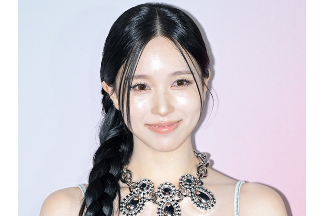 TWICE・ミナ、“深スリット”から太ももあらわ…大胆デニムドレスで魅了！「完璧なスタイリング」【PHOTO】 画像