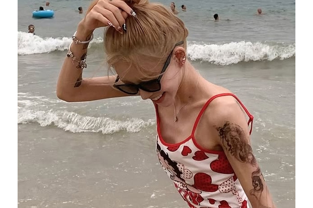 心配になる“極細ウエスト”も…元巨人投手と国民的女優の両親失った韓国インフルエンサー、ソン・フンミンにメロメロ？【PHOTO】 画像