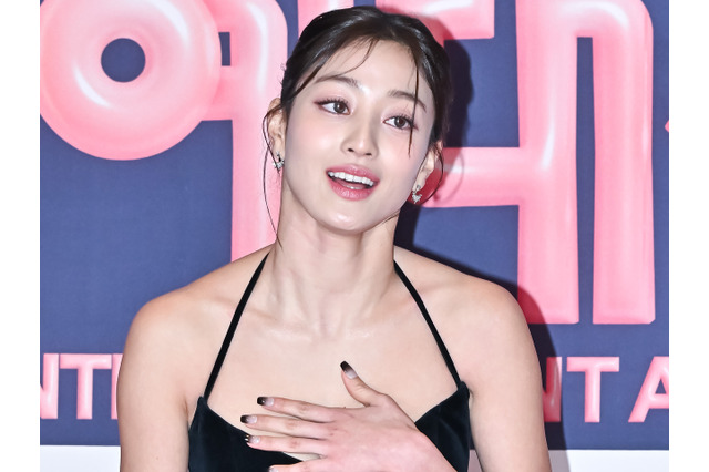 TWICE・ジヒョ、黒インナーウェア“丸見え”の大胆私服に反響！女優妹と密着ツーショットも【PHOTO】 画像