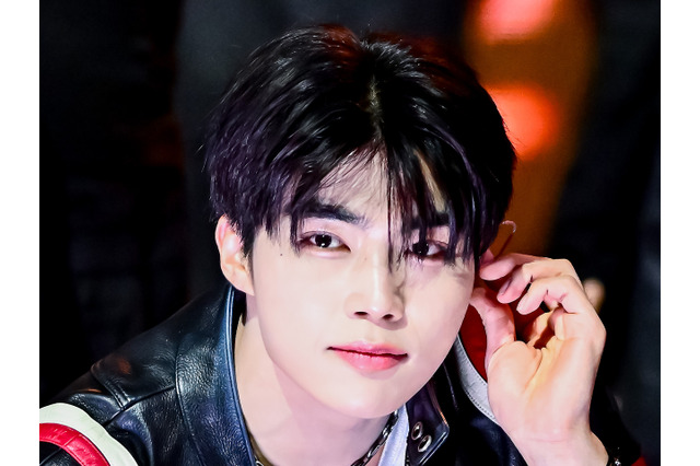 ZB1パク・ゴヌク、表参道に姿現す！雨のなかで輝き増す“東京ボーイ”に「日本の風景と相性良すぎ」【PHOTO】 画像