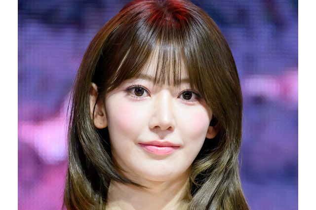 LE SSERAFIM・宮脇咲良、へそチラの“穴あき”トップス姿に反響続々「一目惚れしました…」【PHOTO】 画像