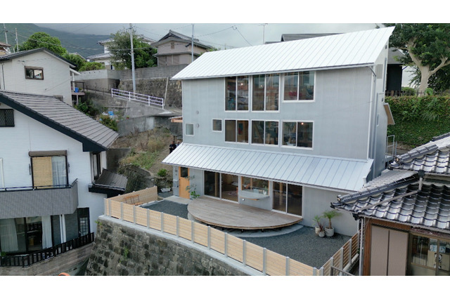 眺望に”全振り”した絶景ハウス！巨大擁壁の上にそびえ立つ佐世保港の家『住人十色』 画像