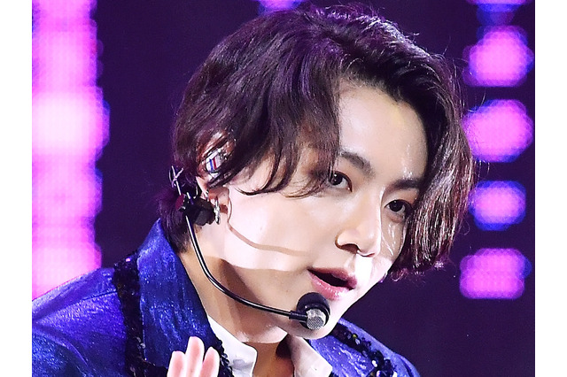 BTS・JUNG KOOK、“甘い歌声”でファンを虜に！深夜のライブ配信に反響「天国にいるみたい」 画像