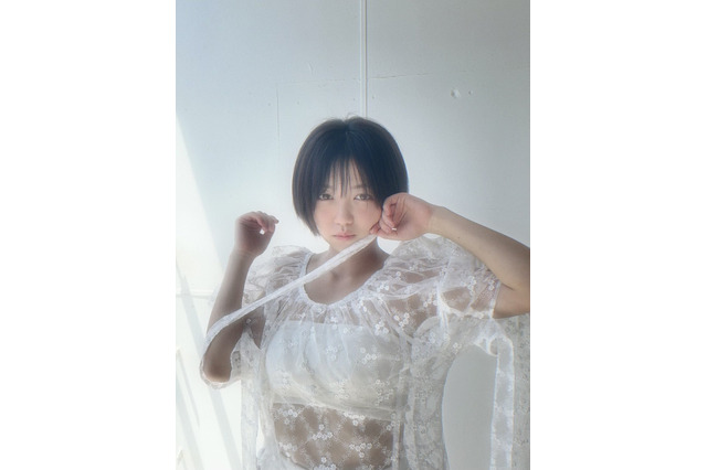 大原優乃、“純白シースルー衣装”でデビュー16周年を報告！「感謝の気持ちでいっぱい」 画像