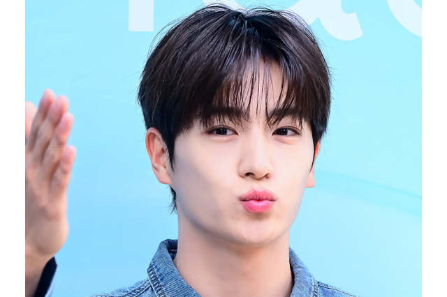 THE BOYZ・ヒョンジェ、爽やかデニムルックでイベントに登場！愛嬌満点ビジュアルで魅了【PHOTO】 画像