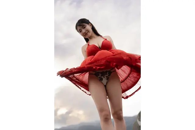 “令和の最強最高ボディ”原つむぎ、ランジェリーチラ見せ！最新デジタル写真集が22日配信開始 画像