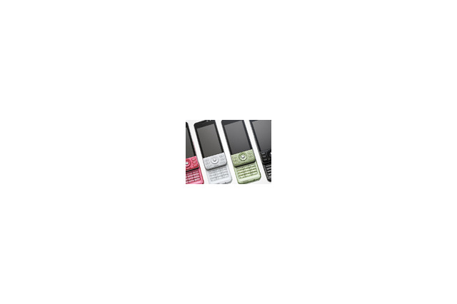 タッチパネル対応スライド携帯「docomo STYLE series P-02B」発売 画像